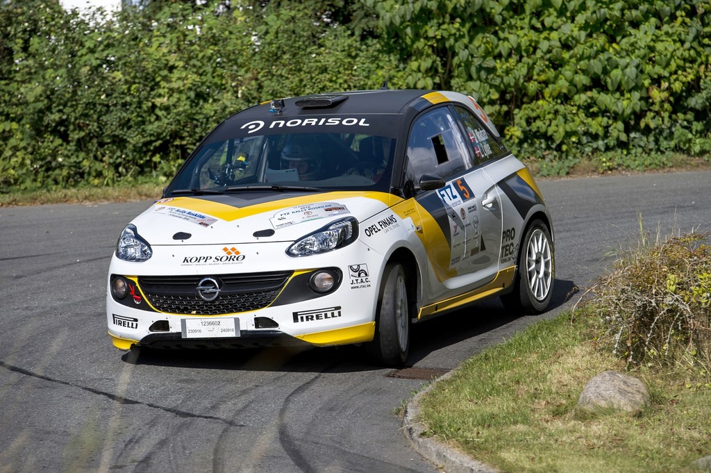Jacob Madsen og Line Lykke Jensen runder et skarpt sving med deres Opel ADAM R2 på vej mod danmarksmesterskabet i rally
(Foto: Jokum Tord Larsen)